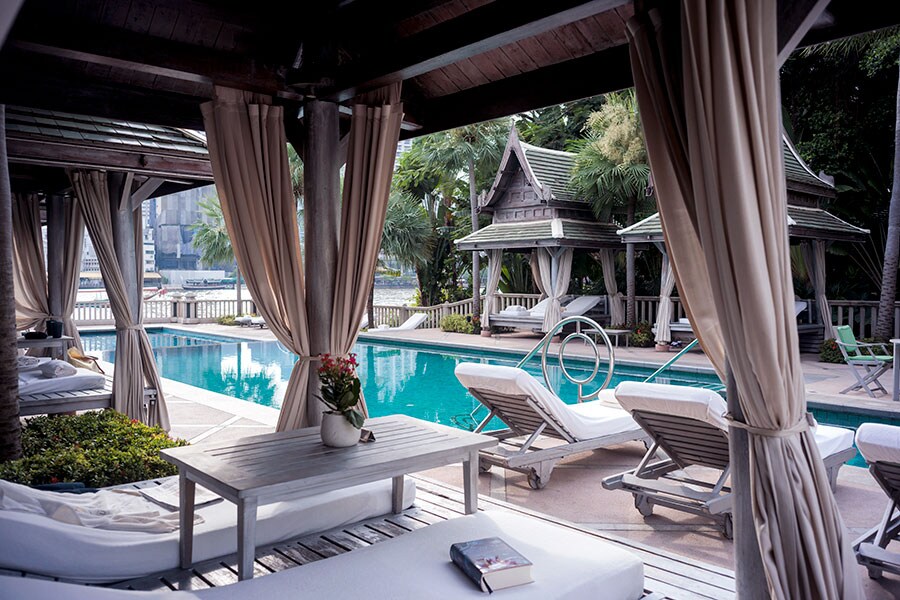 タイの伝統的な東屋“サーラー”を備えた屋外プール。