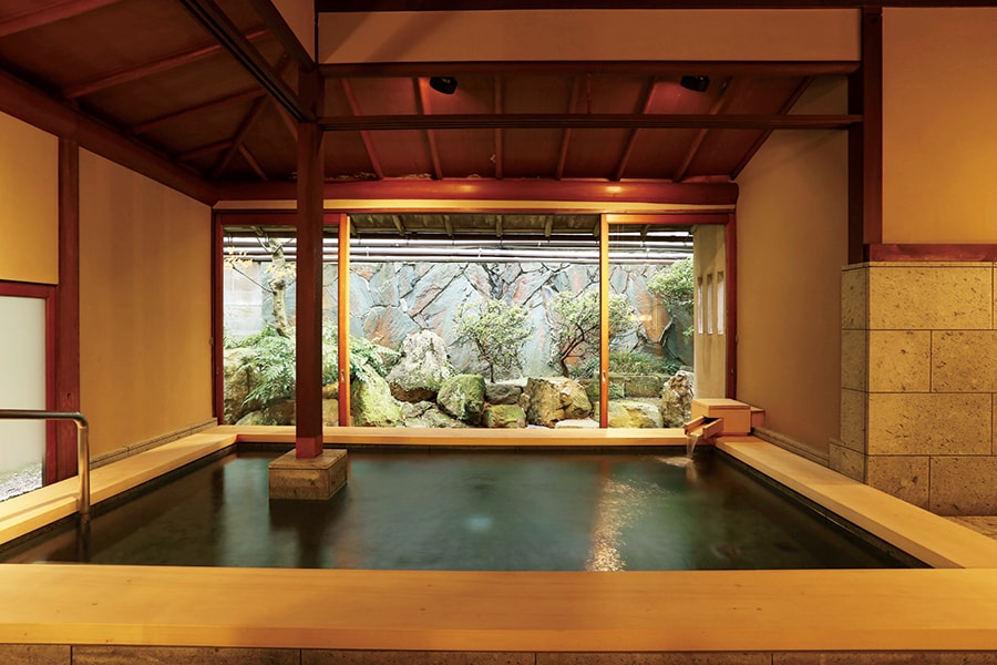 開湯1300年の歴史を誇る城崎温泉。名湯と坪庭を堪能できる「ひいらぎの湯」。