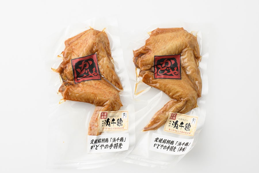 愛媛県銘柄鶏「浜千鶏」かどやの手羽先 321円(2本入、オープン価格)。左から：甘味、辛味。