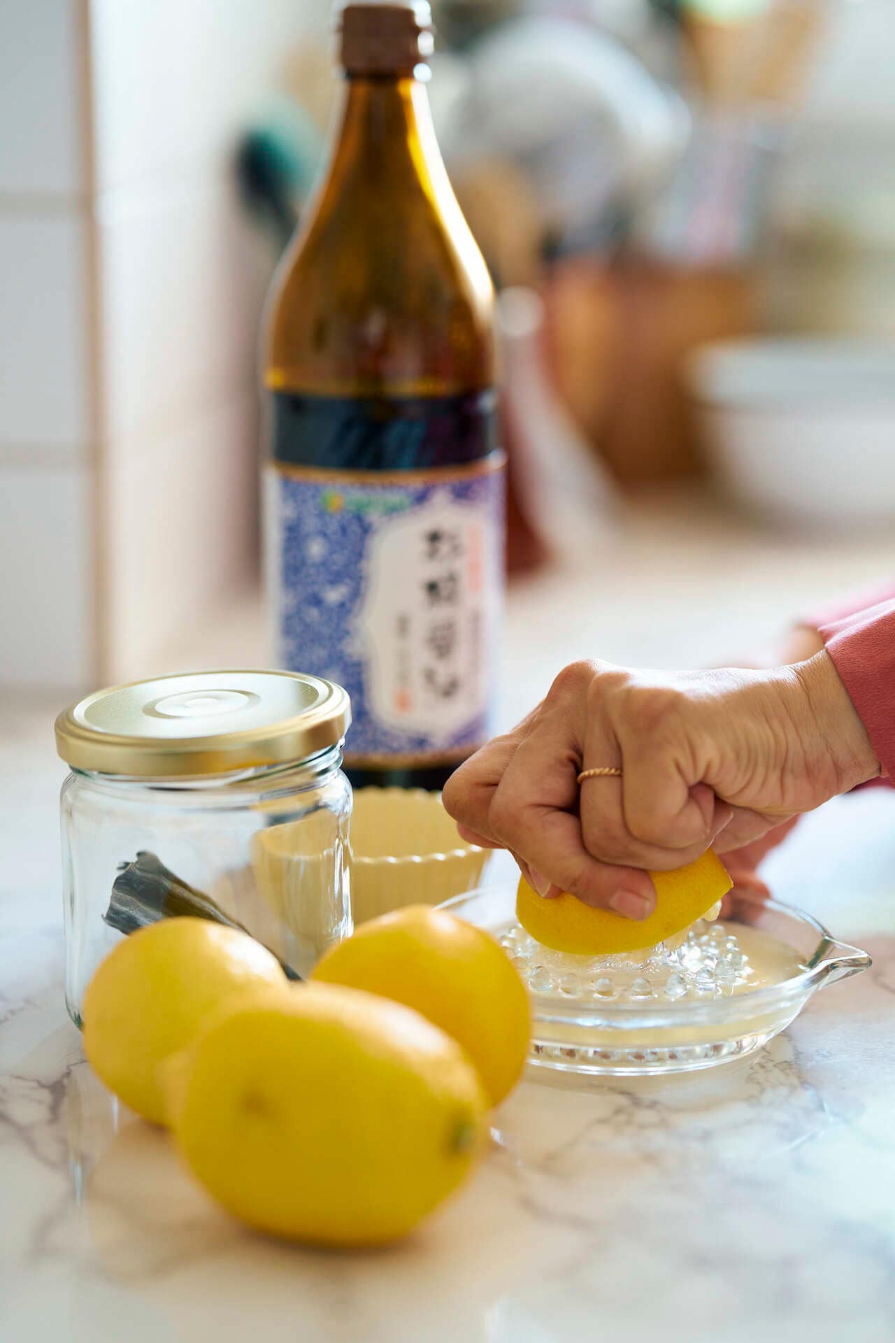 レモンポン酢は、昆布少々を入れた保存瓶に、醬油とレモン汁、みりんを7：5：3の割合で加えるだけ。1週間ほど寝かせれば完成、冷蔵庫で1～2カ月保存可能。写真／Yas ©井筒麻三子『パリの幸せおこもり暮らし』（講談社）