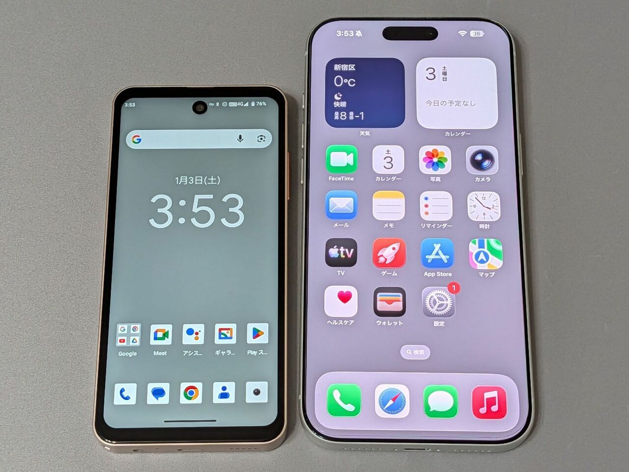 iPhone 17 Pro Max（右）やGoogle Pixel 10 Pro XLのような大型スマホと2台持ちし、普段使いの範囲はハンドリングしやすい本製品に任せるというのは、選択肢としてはありでしょう