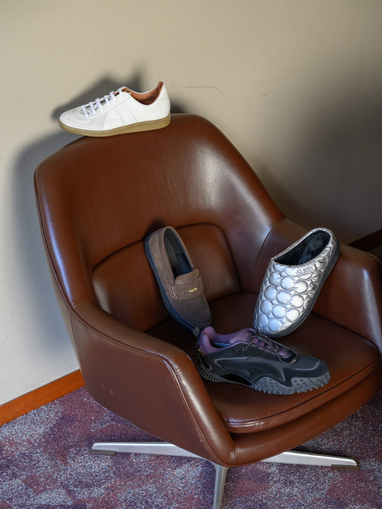 秋冬の素材感が際立つシューズをピックアップ。