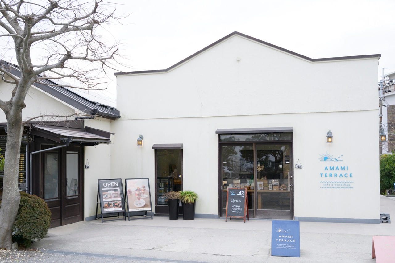 伊和都比売（いわつひめ）神社の境内にある、2022年にオープンした「AMAMI TERRACE（アマミテラス）」。