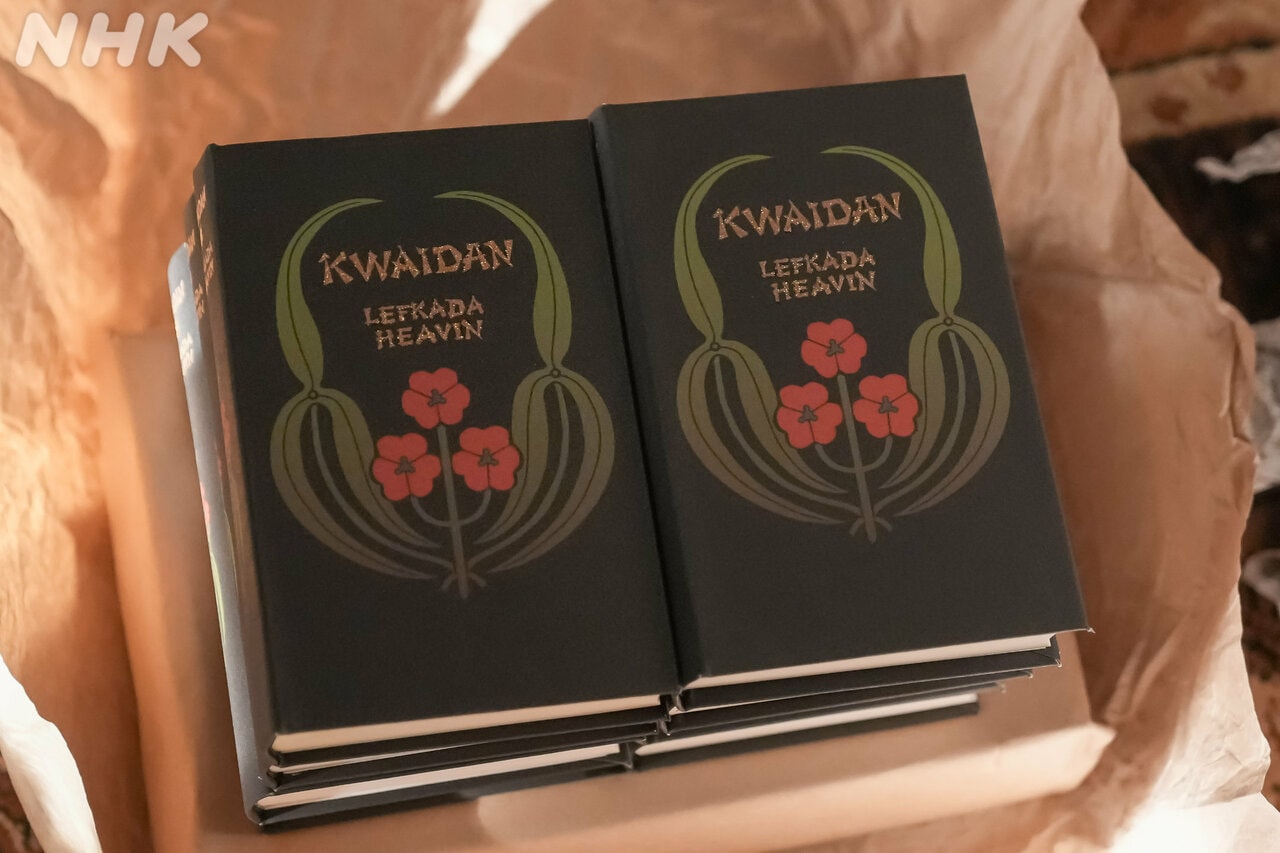 朝ドラ「ばけばけ」の場面写真。1904年にアメリカで出版された『KWAIDAN』。「ばけばけ」公式Xより。