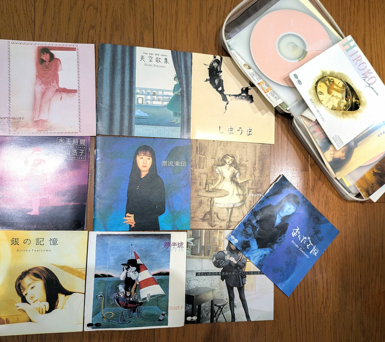 撮影筆者。数あるCDの中からランダムで並べてみました。この谷山浩子専用CDケースをカバンに入れて持ち歩き、通学中CDプレイヤーで聴いてたなあ（遠い目）。ちなみに、部屋の照明が直接ぶち当たり、ハレーションを起こしているジャケットは「水玉時間」。名盤です！
