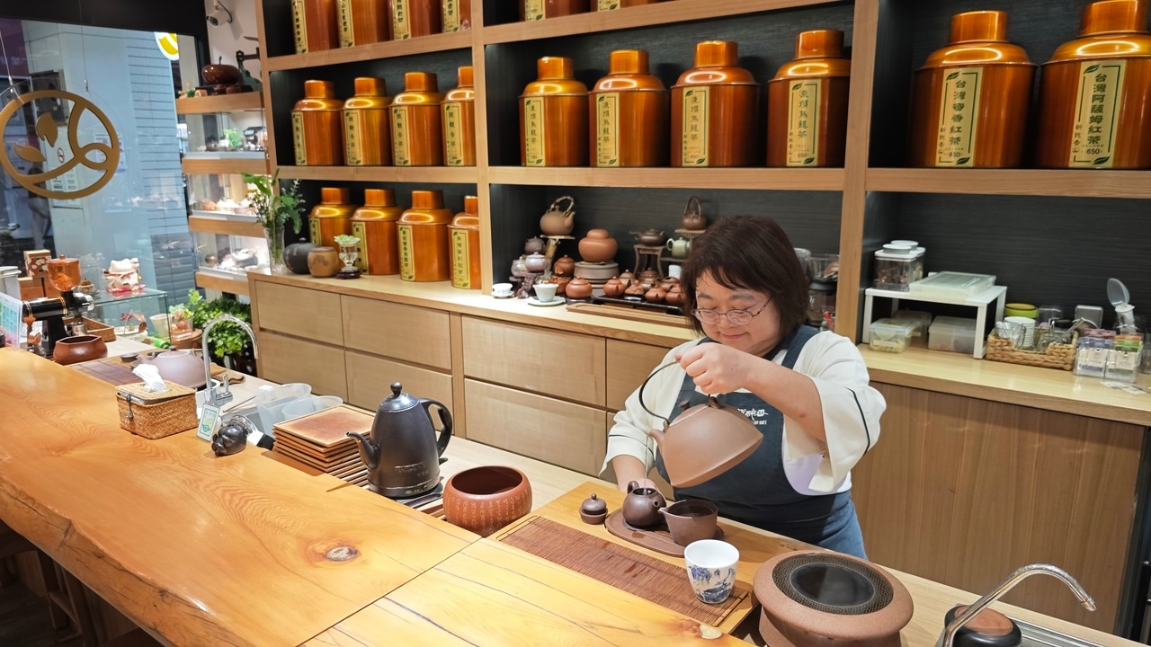 広いカウンター席があり、ここに座って試飲や茶席体験ができます。