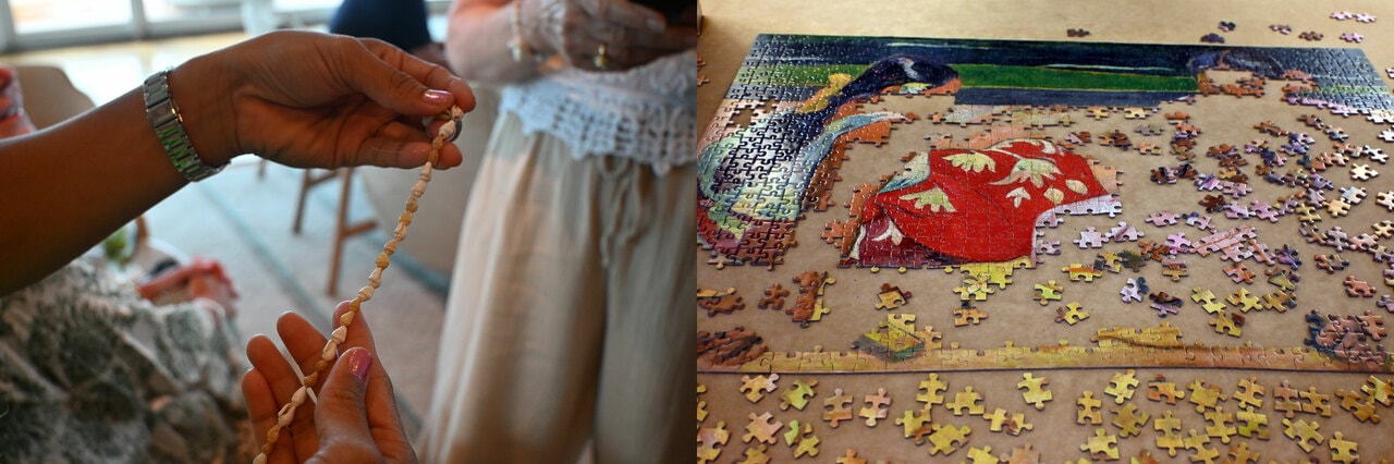 貝殻をつなげてブレスレットを作るワークショップも（左）。通路に置かれたジグソーパズル。通りかかったゲストが取り組み、毎日、少しずつ完成していきます（右）。