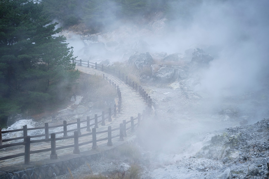 立ち込める噴気や湯気を感じながら雲仙地獄を一周するアクティビティ「雲仙地獄パワーウォーク」。