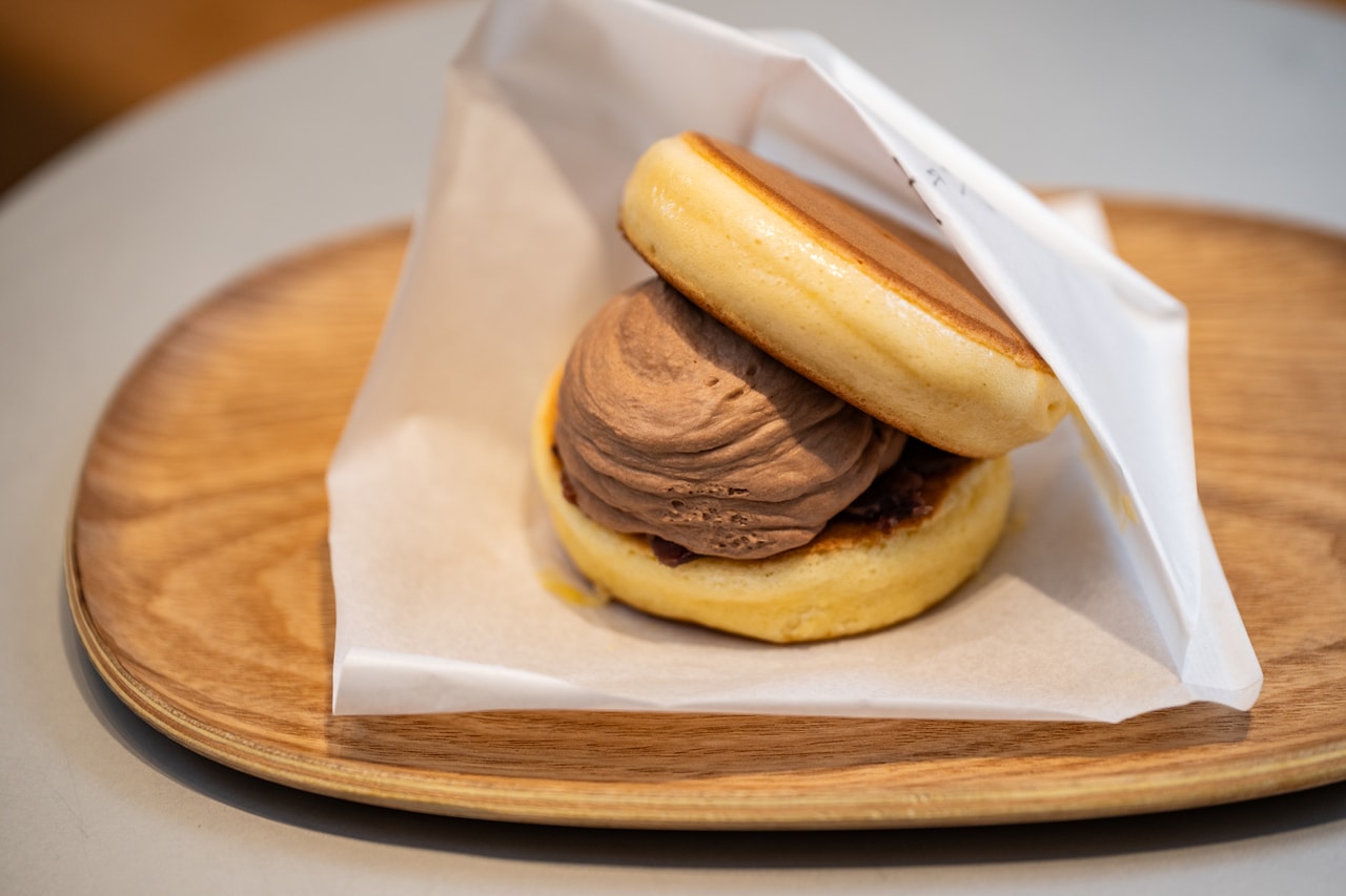 「生どら焼き チョコレート」594円。