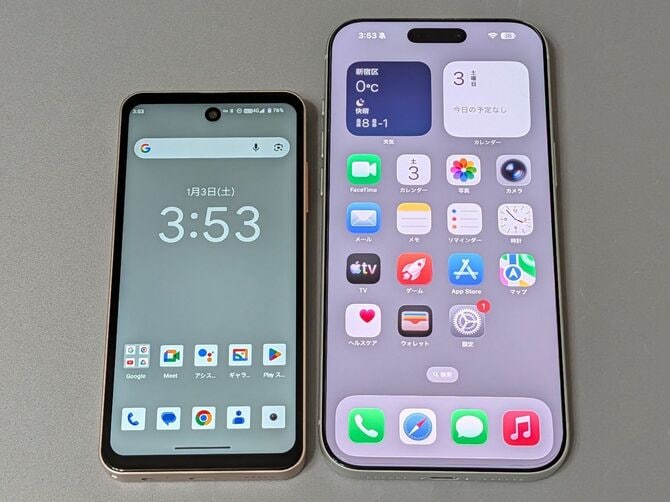 iPhone 17 Pro Max（右）やGoogle Pixel 10 Pro XLのような大型スマホと2台持ちし、普段使いの範囲はハンドリングしやすい本製品に任せるというのは、選択肢としてはありでしょう