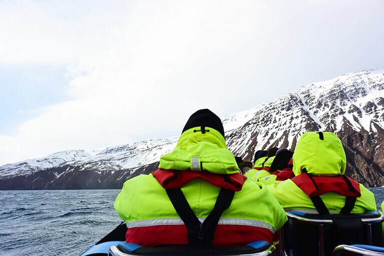 一番にクジラを発見したく、誰もが懸命に水面の盛り上がりを探す。