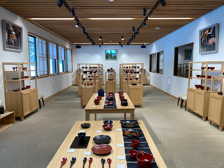 一生ものの器に出会える「滴生舎」。伝統的なデザインからモダンなものまで幅広く揃う。©伊藤由起