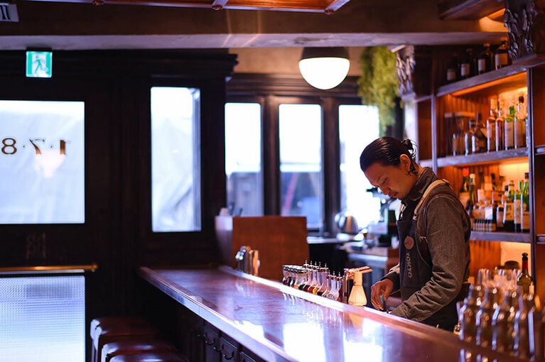 昼間は光が差し込み、明るい店内。ガラス窓越しに外からカクテルやコーヒーをテイクアウトすることもできる。