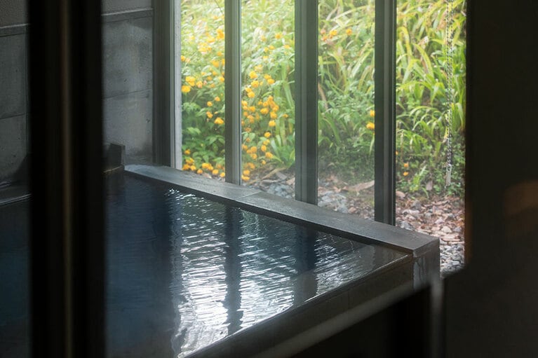 源泉かけ流しの温泉が湧くお風呂。