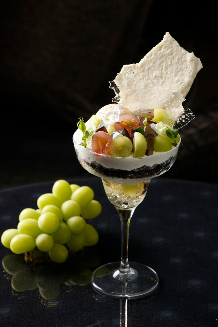 シャインマスカットと巨峰の贅沢パフェ 酒粕のクリームとアールグレイのアイスクリームを添えて 4,400円。