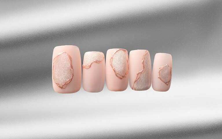 ちょっぴりセクシー!? なヌーディーネイル。