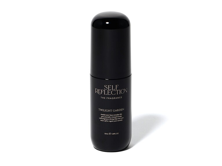 内省をテーマにしたナチュラルな香りに包まれて、癒しのひと時を。セルフリフレクション ザ フレグランス トワイライト ガーデン 50mL 　3,300円。