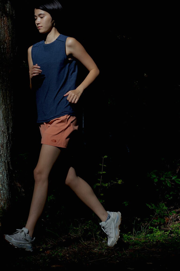 Nature Active Tank 6,820円(画像はアーバンネイビー着用)、Nature Active Shorts 11,000円(画像はフェイドダスティコーラルオレンジ着用)。