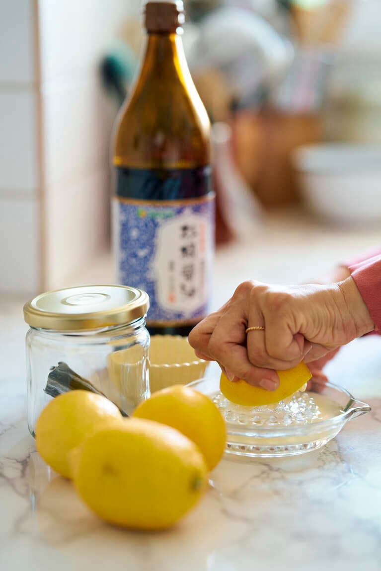 レモンポン酢は、昆布少々を入れた保存瓶に、醬油とレモン汁、みりんを7：5：3の割合で加えるだけ。1週間ほど寝かせれば完成、冷蔵庫で1～2カ月保存可能。写真／Yas ©井筒麻三子『パリの幸せおこもり暮らし』（講談社）