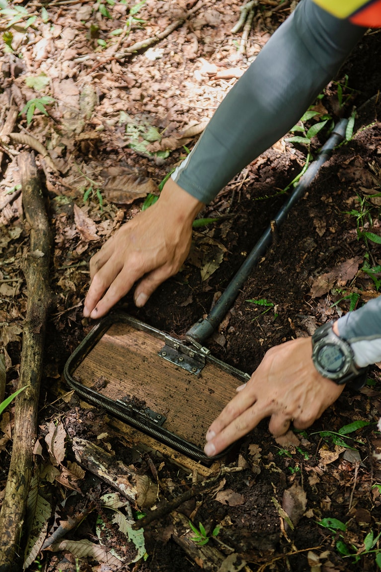 獲物の動きをイメージし、前脚がかかるように罠を仕掛ける。後ろ脚がかかると獲物が暴れて無駄に苦しむうえ、肉質も落ちる。