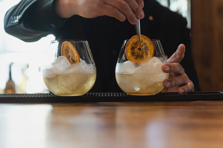 モクテルはドライオレンジを最後に添えて仕上げる。