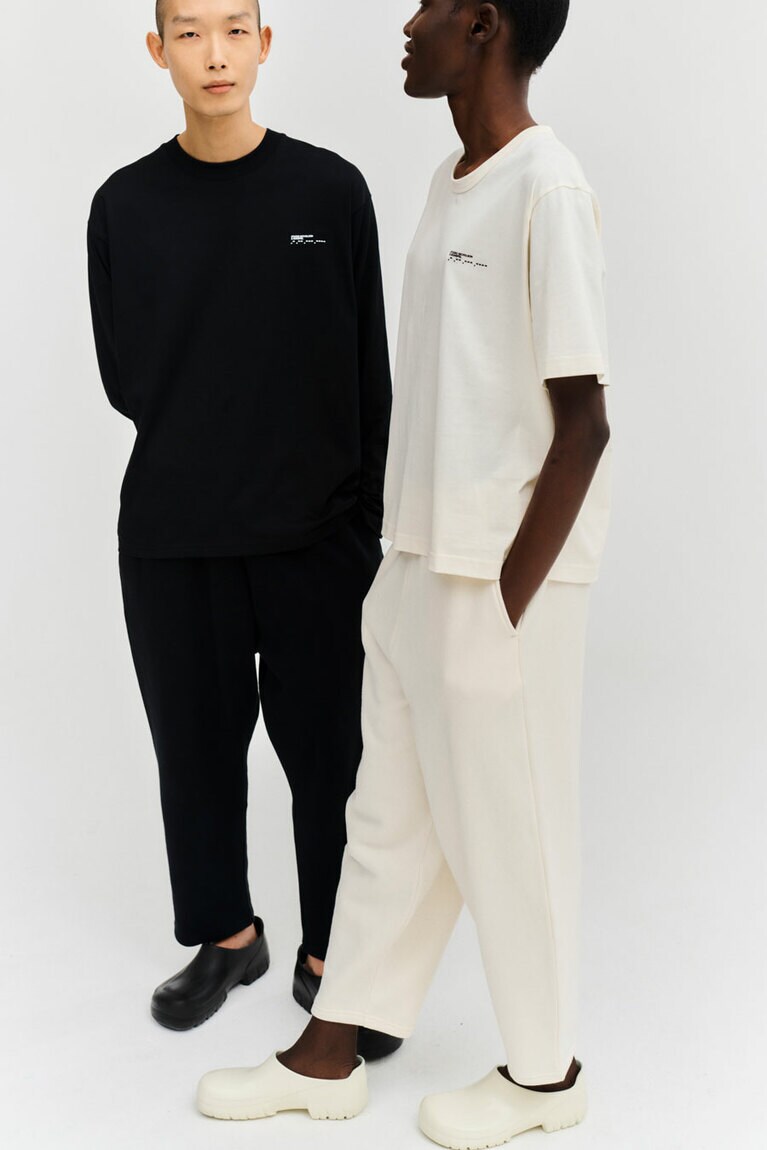 左：IDLE FLEECEBACK SWEATSHIRT 24,200円、RYTON FLEECEBACK JOGGER 24,200円　右：MIDWEIGHT COTTON 13,200円、RYTON FLEECEBACK JOGGER 24,200円