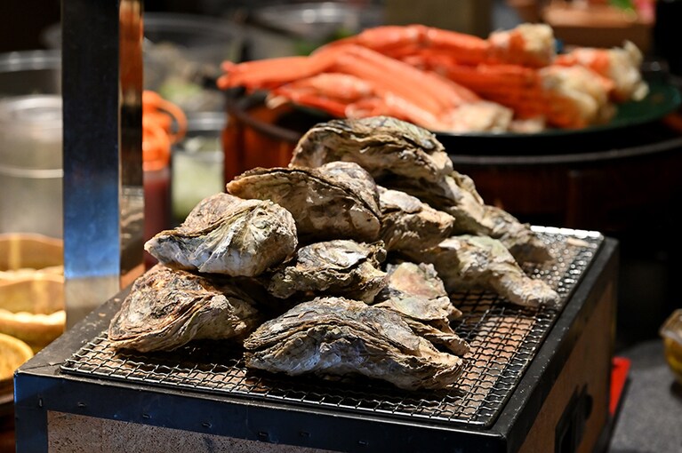 岩牡蠣と紅蟹食べ放題の宿泊プランは1泊2食付き1名16,280円～（2名1室）。