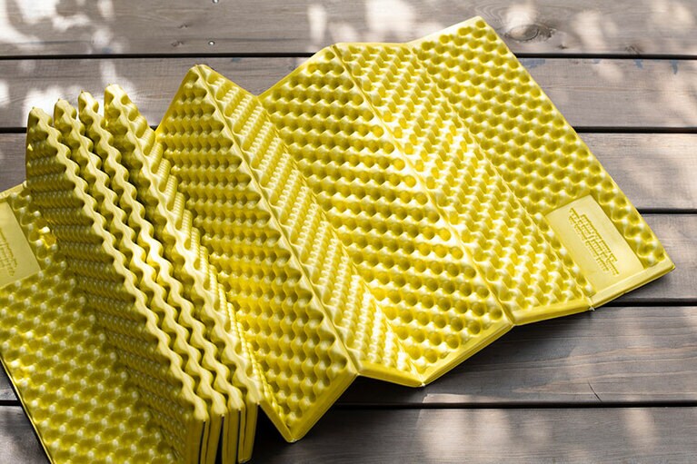 折り畳んで収納できるクローズドセルマットレス。サーマレスト Zライトソル レギュラー W183×D51×H2cm 9,570円／モチヅキ