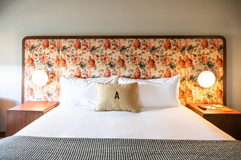 シックなトーンでまとめられた素敵な客室。