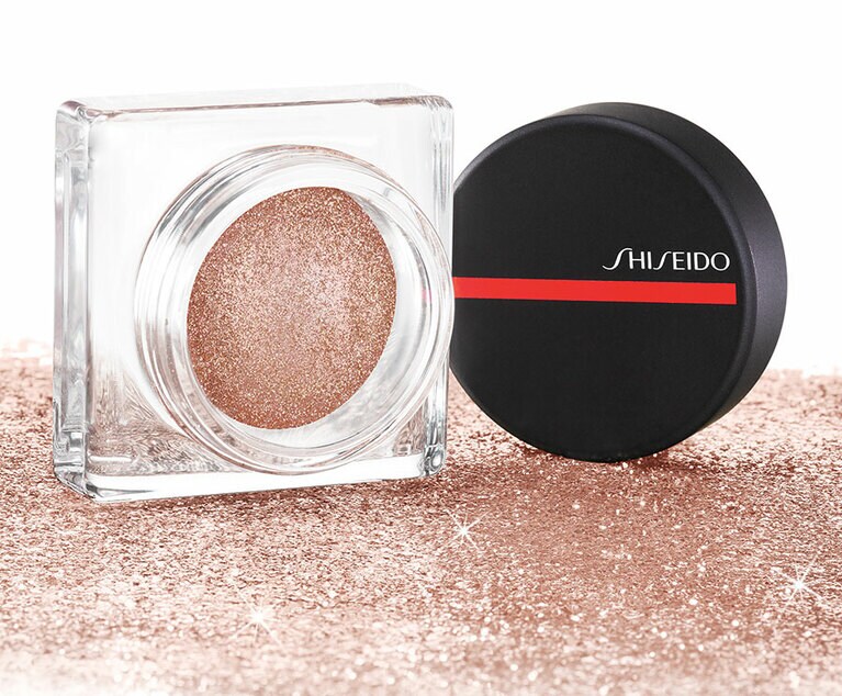 まぶた中央にはアイシャドウとして使える、オーラデュウ プリズム 04 Aurora(3,600円／写真は色違い)を使用して、リッチで強いまなざしに。