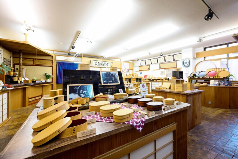 ショールームでは曲げわっぱのほか、秋田杉の工芸品も販売。