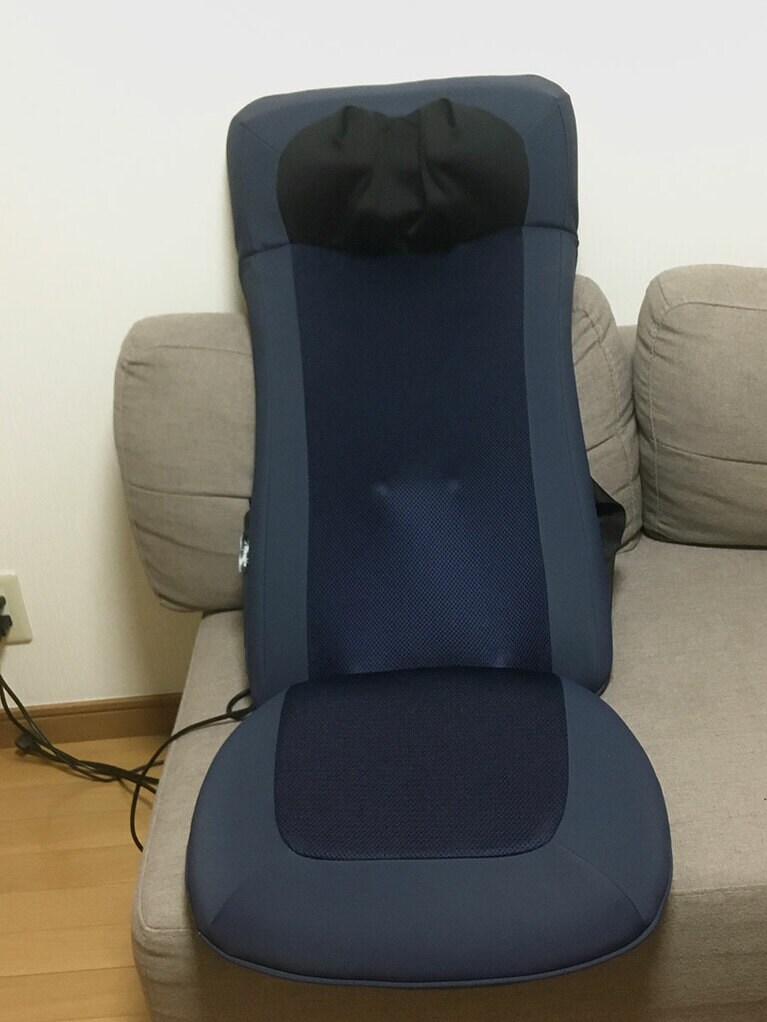 読書中やテレビを観ているときは、椅子やソファーに置いて使用するのがおすすめ。