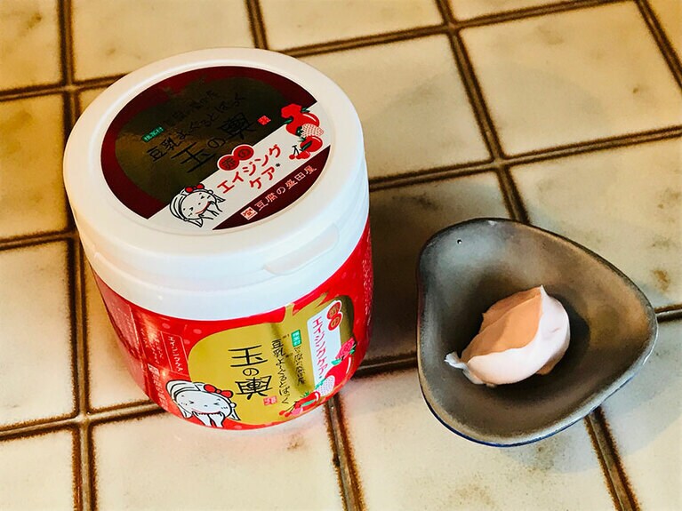 中身は成分の色が反映された、ほんのり赤みのあるピンク。洗い流した後も保湿されている感触が高く、続けているとキメが整ってくる実感も。豆乳よーぐるとぱっく 玉の輿 赤のエイジングケア 150g 2,000円。