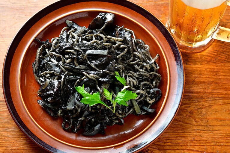 「イカスミ焼きそば」800円。