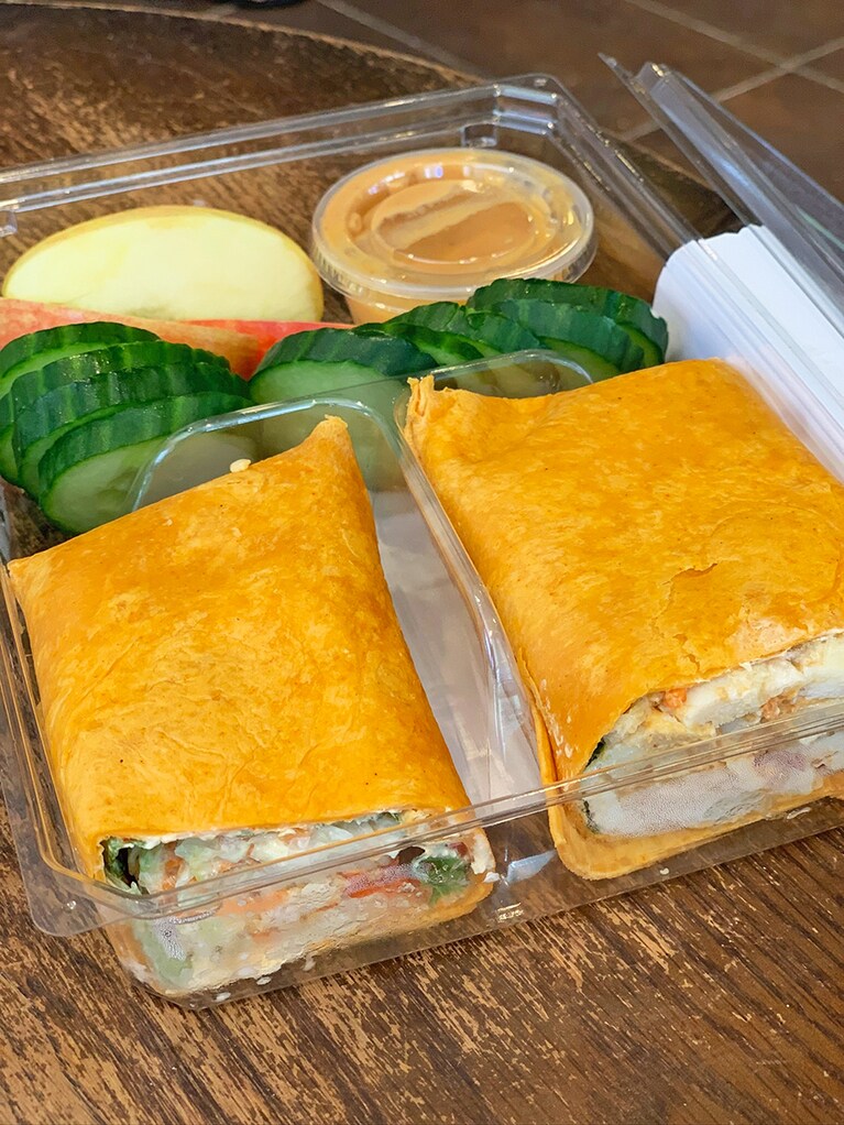 「スターバックス プロテイン ボックス チキンラップ ウィズ ピーナッツココナッツソース」 8.95ドル(690カロリー)。