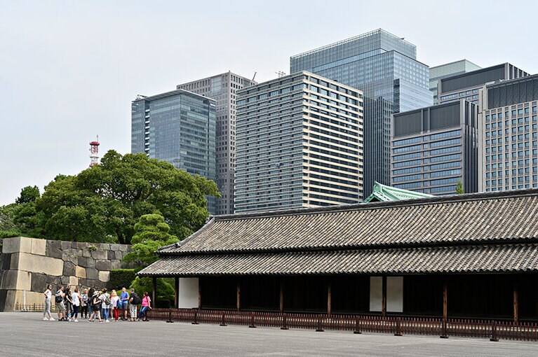 今や大都会を背負う百人番所。