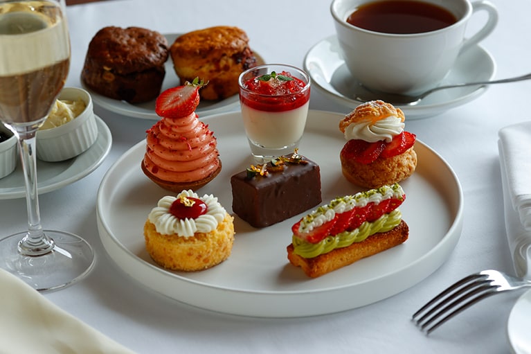 中央→最上部から時計回りにチョコとオレンジのパウンドケーキ、パンナコッタといちご レモンのジュレ、小さないちごのシュークリーム、ピスタチオクリームといちごのタルト、マスカルポーネレアチーズケーキ、いちごのモンブラン。