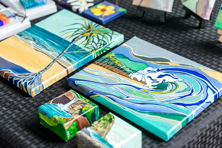 絵画などアートの露店も。