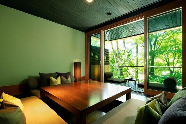 軽井沢の自然を感じられる客室は、すべて離れ家のようなスタイル。