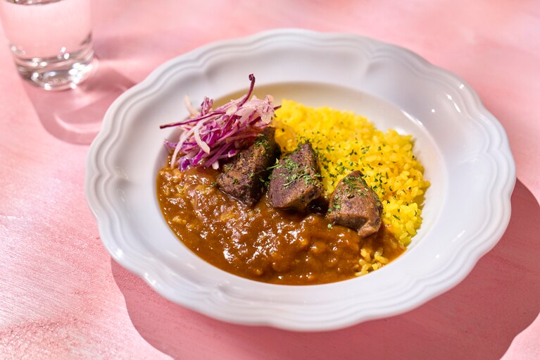 成城石井自家製 赤ワインでじっくり煮込んだ牛タンの欧風カレー　863円。