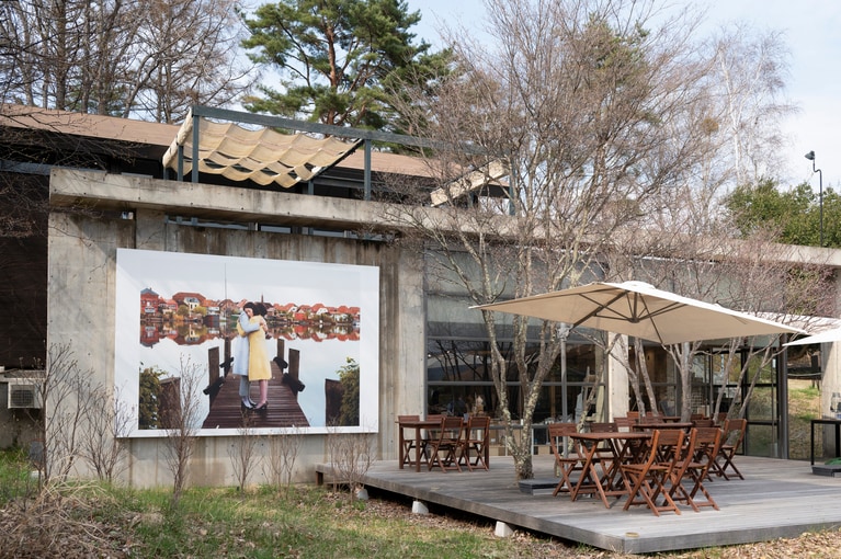 テラスは犬連れもO K。デリをつまみながらワインでちびちびやるのが気持ちいい空間だ。