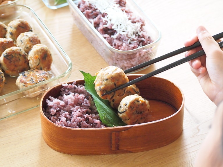 好みのおかずを盛り付ける。