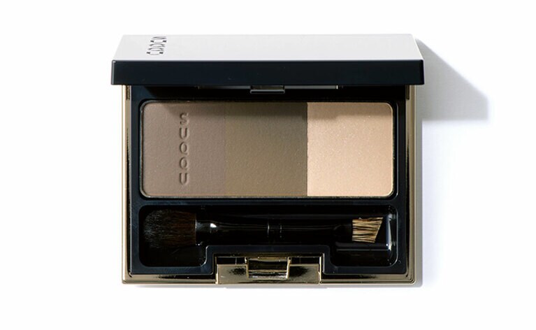 ダークチャコール、カーキグリーン、イエローホワイトの3色パレット。3Dコントロール アイブロウ01 6,500円／SUQQU