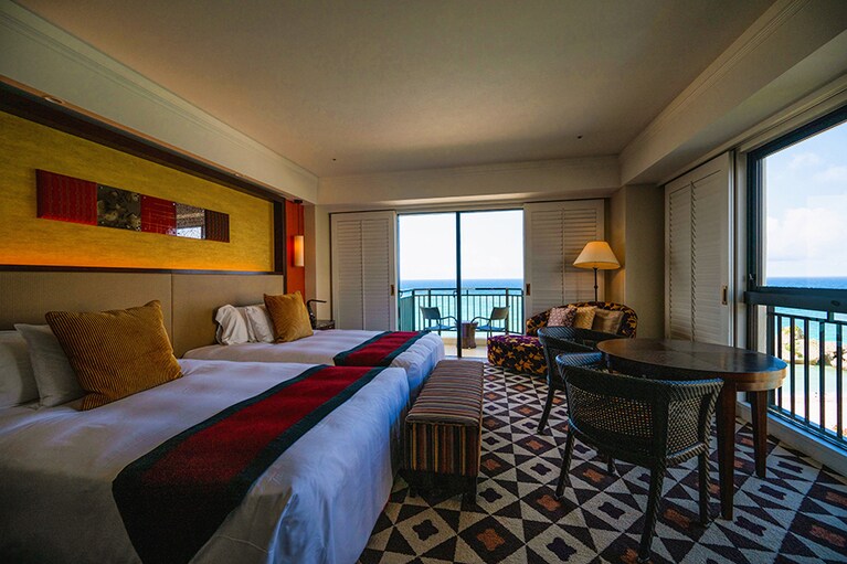 絶景をパノラマで満喫できる客室「オーシャンフロントハイフロア」。