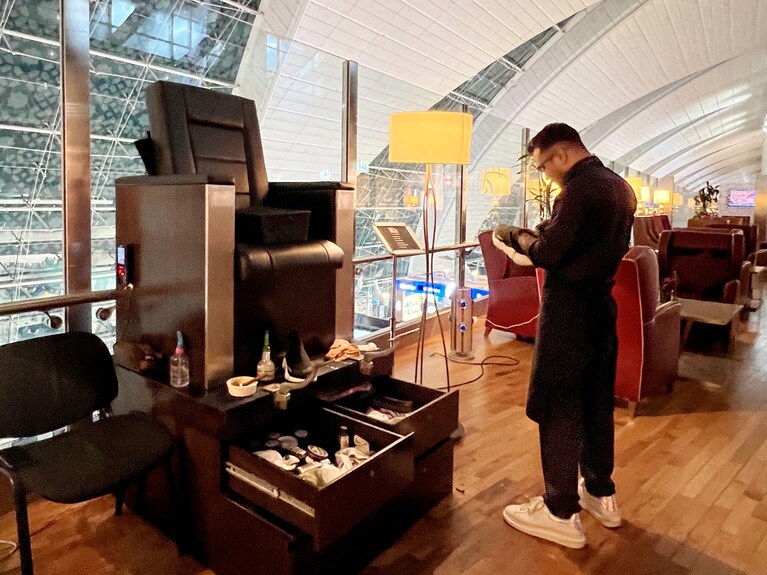 こちらは靴磨き専門スタッフ。無料で革靴を磨いてくれる。