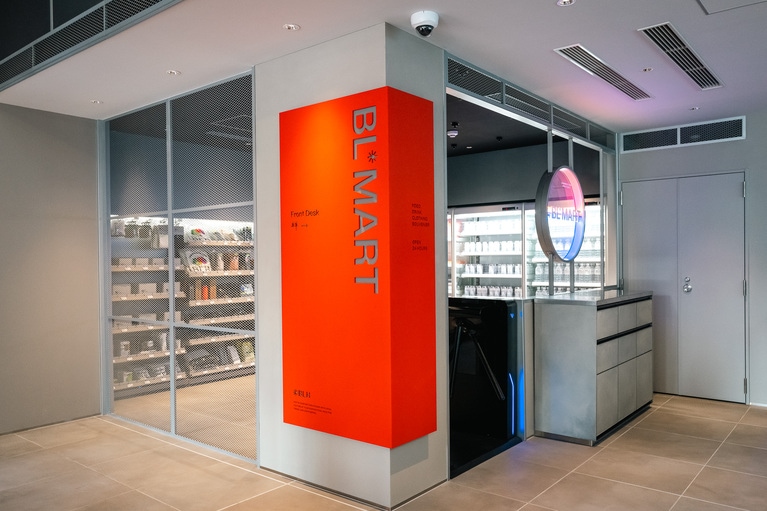 スマホの専用アプリを使って入室する「ビーエル マート」。無人でレジもなく、ほしい商品を棚から持ち出すだけで自動決済によって支払いが完了。