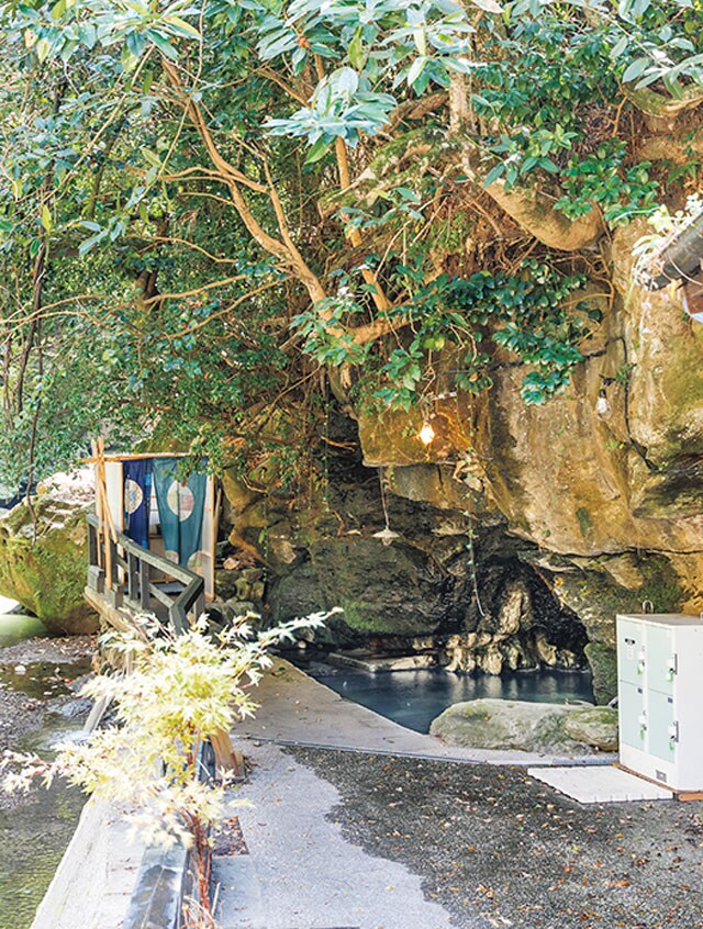 露天風呂は混浴だが、女性には湯浴みを貸し出してくれる。（壁湯天然洞窟温泉 旅館 福元屋　大分）