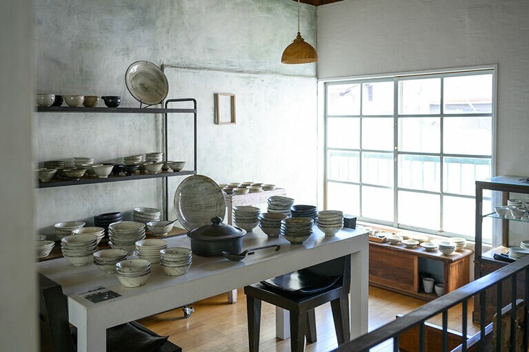 神宮前にあるうつわショップ「うつわshizen」。