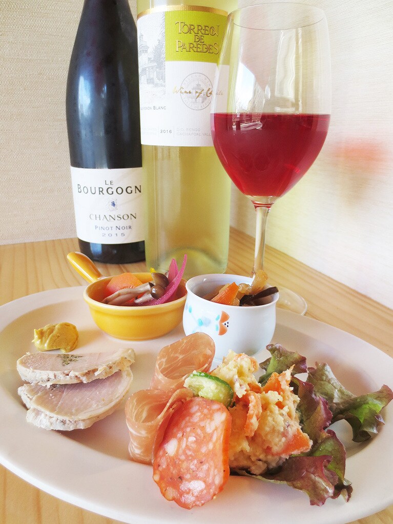 「ちょこちょこプレート」700円。グラスワイン(白3種、ロゼ1種、赤3種)700円～。