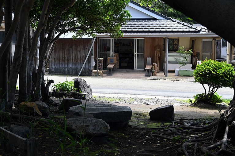 島で唯一の商店。パンやカップ麺、雑貨までなんでも扱っています。